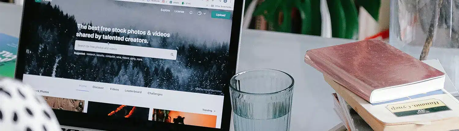 laptop scherm tikkende hand glas water huiselijke omgeving